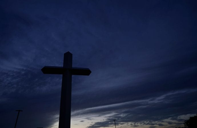 Một cây thánh giá được in bóng khi mặt trời lặn vào Thứ Sáu Tuần Thánh, ngày 10 tháng 4 năm 2020, tại Tomball, Texas. (Tín dụng: David J. Phillip / AP.)