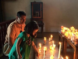 Tác giả và con gái cùng nhau thắp nến tại Antigua, năm 2015