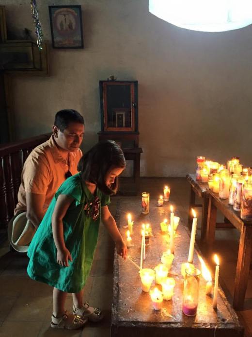 Tác giả và con gái cùng nhau thắp nến tại Antigua, năm 2015