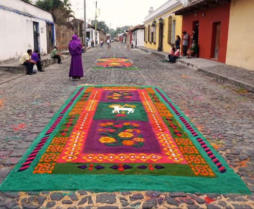 Thảm mùn cưa cho đám rước Semana Santa trên đường phố Antigua, Guatemala. Tấm thảm Antigua Lần lượt được làm bằng mùn cưa màu và rất nổi tiếng trong cả nước.