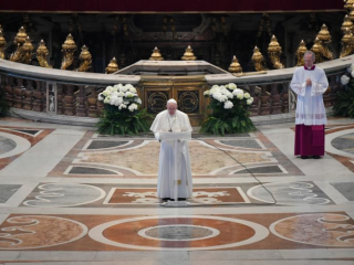 Đức Giáo Hoàng Phanxicô truyền tải thông điệp Phục sinh "Urbi et Orbi" (đến thành phố và thế giới) sau khi cử hành Thánh lễ Phục sinh tại Nhà thờ Thánh Peter tại Vatican ngày 12 tháng 4 năm 2020. Thánh lễ được cử hành mà không có sự hiện diện của công chúng do coronavirus. đại dịch. (Ảnh CNS / Truyền thông Vatican)