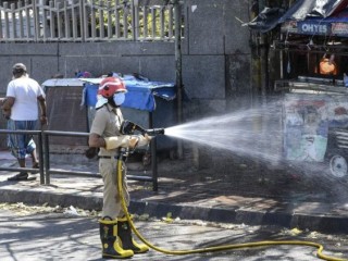 Một lính cứu hỏa khử trùng đường phố ở New Delhi. (AFP hoặc người cấp phép)