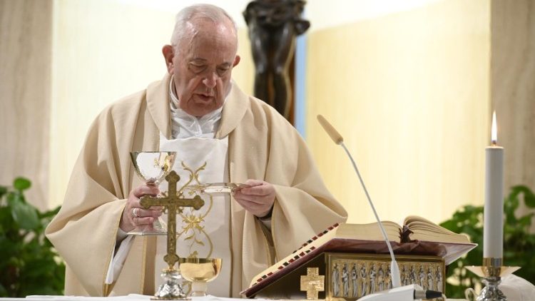 Giáo hoàng trong Thánh lễ tại Casa Santa Marta, ngày 13 tháng 4 năm 2020.
