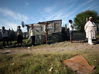 Người dân trong thị trấn xếp hàng cho các gói thực phẩm nhắm COVID-19 tại Cape Town