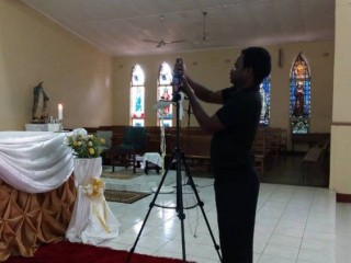 Joseph Phiri, một thanh niên tại Nhà thờ St Theresa, Livingstone, Zambia đang chuẩn bị phát trực tiếp Bí tích Thánh Thể