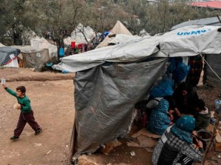 Một cậu bé trong một nơi trú ẩn tạm thời trong trại Moria quá đông đúc trên đảo Lesbos (AFP hoặc người cấp phép)