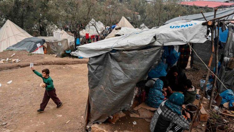 Một cậu bé trong một nơi trú ẩn tạm thời trong trại Moria quá đông đúc trên đảo Lesbos (AFP hoặc người cấp phép)