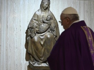 Đức Giáo Hoàng Phanxicô với một bức tượng Đức Mẹ trong Thánh lễ tại Casa Santa Marta