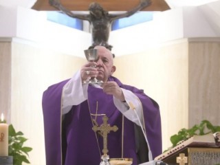 Đức Giáo Hoàng Phanxicô trong Thánh lễ tại Casa Santa Marta vào ngày 8 tháng 4 năm 2020.