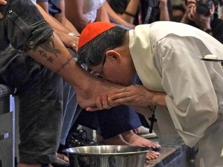Tuần Thánh 2018: Đức Hồng Y Tagle rửa chân cho người di cư và người tị nạn