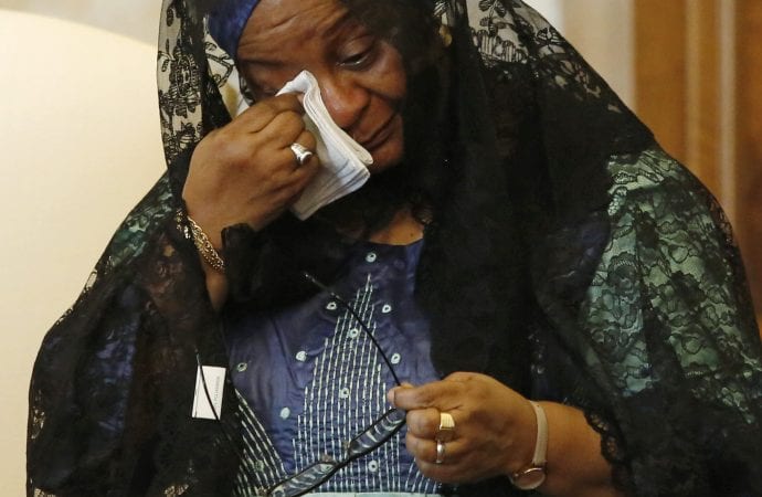 Aminata Maiga Keita, vợ của Tổng thống Mali Ibrahim Boubacar Keita, có cảm xúc trong một buổi tiếp xúc riêng với Đức Giáo hoàng Phanxicô tại Vatican, Thứ Năm, ngày 13 tháng 2 năm 2020. (Tín dụng: Remo Casilli / AP)