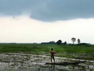 Một người đàn ông chèo thuyền trên một con sông ở quận Gopalganj của Bangladesh. Nhiều dòng sông ở quốc gia ven sông rộng lớn này đang há hốc mồm vì sự ô nhiễm và lấn chiếm. (Ảnh: Stephan Uttom / UCA News)