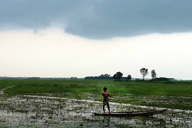 Một người đàn ông chèo thuyền trên một con sông ở quận Gopalganj của Bangladesh. Nhiều dòng sông ở quốc gia ven sông rộng lớn này đang há hốc mồm vì sự ô nhiễm và lấn chiếm. (Ảnh: Stephan Uttom / UCA News)