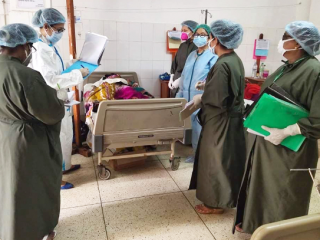 Các bác sĩ và y tá Cơ đốc điều trị một bệnh nhân tại một bệnh viện Kitô giáo tại thủ đô Dhaka của Bangladesh (Ảnh được cung cấp)