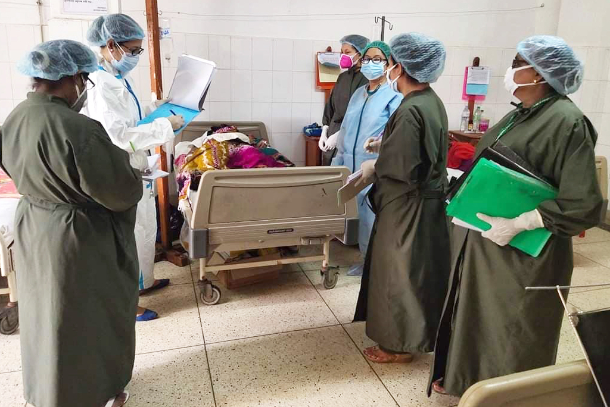 Các bác sĩ và y tá Cơ đốc điều trị một bệnh nhân tại một bệnh viện Kitô giáo tại thủ đô Dhaka của Bangladesh (Ảnh được cung cấp)