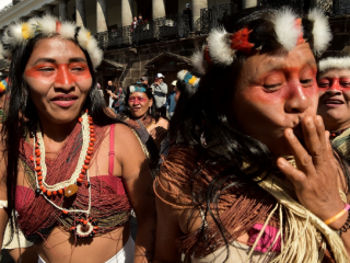 Phụ nữ Waorani tham gia một cuộc biểu tình chống lại các công ty dầu mỏ ở Quito, Ecuador, vào tháng 6 năm 2019. Ecuador đã báo cáo trường hợp đầu tiên của Covid-19 trong số những người Waorani bản địa của Amazon vào ngày 17 tháng 5. (Ảnh: Rodrigo Buenidia / AFP)