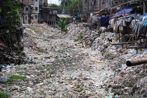 Một con kênh gần thủ đô Bangladesh Bangladesh được nhìn thấy ở đây chứa đầy rác. Ở Bangladesh, các nhà máy công nghiệp và nhà máy gần sông và nước bị đổ lỗi cho ô nhiễm đặc hữu. (Ảnh: Stephan Uttom / Tin tức UCA)