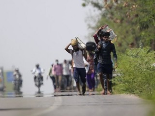 lao động nhập cư từ các nước láng giềng Maharashtra cố gắng để trở lại làng của họ hàng trăm dặm đi bộ qua một đường cao tốc trong một lockdown phạm vi cả nước nhằm kiềm chế sự lây lan của virus corona mới ở ngoại ô Hyderabad, Ấn Độ, Thứ hai tháng năm 4, năm 2020. Ấn Độ Sáu khóa tuần tra coronavirus, được cho là sẽ kết thúc vào thứ Hai, đã được gia hạn thêm hai tuần nữa, với một vài lần thư giãn. Việc khóa 1,3 tỷ người của đất nước đã làm chậm sự lây lan của virus, nhưng đã phải trả giá rất lớn để nâng cao cuộc sống và hàng triệu việc làm bị mất. (Tín dụng: Mahesh Kumar A./AP.)