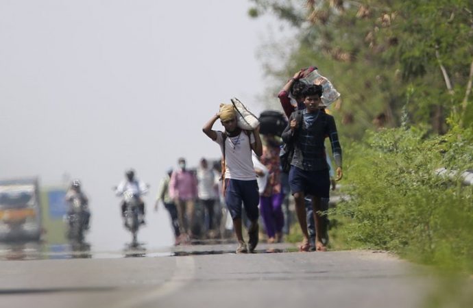 lao động nhập cư từ các nước láng giềng Maharashtra cố gắng để trở lại làng của họ hàng trăm dặm đi bộ qua một đường cao tốc trong một lockdown phạm vi cả nước nhằm kiềm chế sự lây lan của virus corona mới ở ngoại ô Hyderabad, Ấn Độ, Thứ hai tháng năm 4, năm 2020. Ấn Độ Sáu khóa tuần tra coronavirus, được cho là sẽ kết thúc vào thứ Hai, đã được gia hạn thêm hai tuần nữa, với một vài lần thư giãn. Việc khóa 1,3 tỷ người của đất nước đã làm chậm sự lây lan của virus, nhưng đã phải trả giá rất lớn để nâng cao cuộc sống và hàng triệu việc làm bị mất. (Tín dụng: Mahesh Kumar A./AP.)