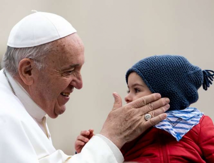 Đức Giáo Hoàng Phanxicô ban phước cho một đứa trẻ trong Khán giả chung hàng tuần, 2019. (Daniel Ibañez / EWTN.)