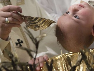 Đức Giáo Hoàng Phanxicô đã rửa tội cho trẻ sơ sinh trong Nhà nguyện Sistine vào ngày 10 tháng 1 năm 2016 Tín dụng L'Osservatore Romano CPA