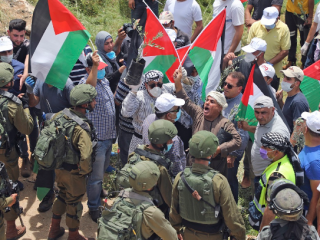 Người biểu tình Palestine đối đầu với lực lượng Israel trong một cuộc biểu tình chống lại các khu định cư của Israel ở làng al-Sawiya, phía nam Nablus, ở Bờ Tây bị chiếm đóng vào ngày 15 tháng 5 (Ảnh: Jaafar Ashtiyeh / AFP)