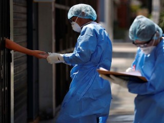 Các nhân viên của Bộ Y tế lấy mẫu máu để phát hiện những người bị nhiễm coronavirus tại nhà ở Lima, Peru, ngày 7 tháng 4 năm 2020. (Ảnh của EPA / Paolo Aguilar / MaxPPP)