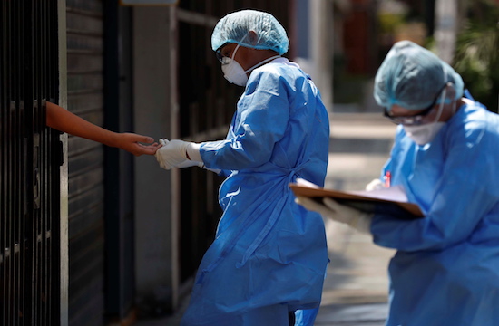 Các nhân viên của Bộ Y tế lấy mẫu máu để phát hiện những người bị nhiễm coronavirus tại nhà ở Lima, Peru, ngày 7 tháng 4 năm 2020. (Ảnh của EPA / Paolo Aguilar / MaxPPP)