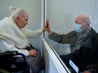 Một người phụ nữ lớn tuổi bị nhiễm Covid-19 gặp con trai tại một ngôi nhà tuổi già ở Bỉ. (AFP hoặc người cấp phép)