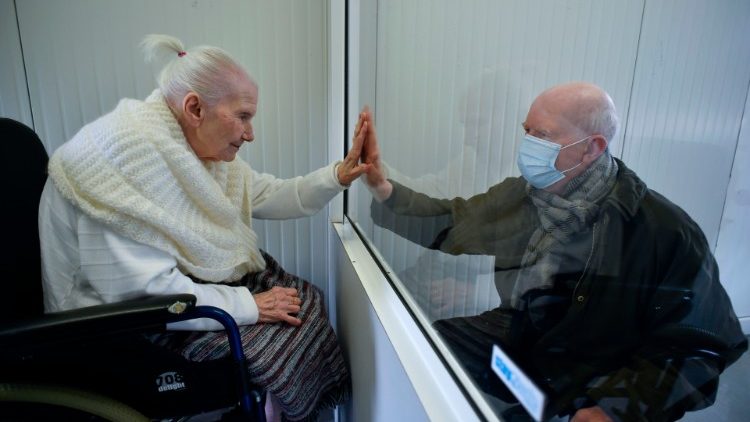 Một người phụ nữ lớn tuổi bị nhiễm Covid-19 gặp con trai tại một ngôi nhà tuổi già ở Bỉ. (AFP hoặc người cấp phép)
