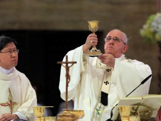 Đức Hồng Y Tagle đồng tế thánh lễ với Đức Giáo hoàng Phanxicô tại Manila vào ngày 16 tháng 1 năm 2015
