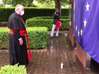 Đức Hồng Y Jean-Claude Hollerich ca ngợi trước lá cờ EU ở Schengen