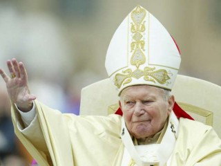 Giáo hoàng John Paul II ban phước cho những người hành hương trong khán giả nói chung hàng tuần tại Quảng trường Saint Peter năm 2004. Tín dụng: Alessia Pierdomenico / Shutterstock