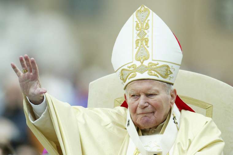 Giáo hoàng John Paul II ban phước cho những người hành hương trong khán giả nói chung hàng tuần tại Quảng trường Saint Peter năm 2004. Tín dụng: Alessia Pierdomenico / Shutterstock