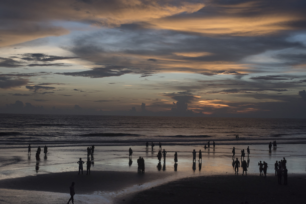Người Bangladesh tập trung trên bờ để ngắm hoàng hôn trên bãi biển Inani, gần Cox's Bazar. Cá heo và vinh quang buổi sáng trên bãi biển đã quay trở lại khu vực kể từ khi khách du lịch tránh xa sự khóa của coronavirus. (Ảnh: AFP)
