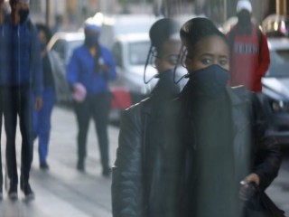 Hình ảnh phản chiếu của một người phụ nữ đeo mặt nạ được bắt gặp ở cửa sổ của một cửa hàng ở Cape Town, Nam Phi, Thứ Tư ngày 17 tháng 6 năm 2020. (Ảnh: Nardus Engelbrecht / AP)