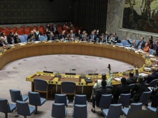 Các thành viên Hội đồng Bảo an Liên Hợp Quốc giơ tay trong một cuộc bỏ phiếu vào ngày 25 tháng 2 năm 2020 tại trụ sở chính của LHQ tại New York (Ảnh: Bebeto Matthews / AP)