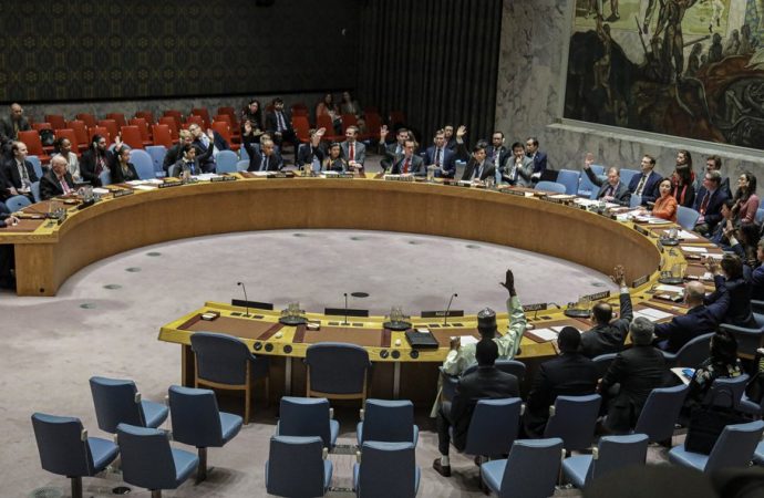 Các thành viên Hội đồng Bảo an Liên Hợp Quốc giơ tay trong một cuộc bỏ phiếu vào ngày 25 tháng 2 năm 2020 tại trụ sở chính của LHQ tại New York (Ảnh: Bebeto Matthews / AP)