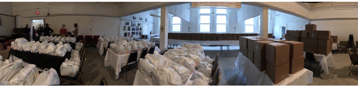 Các tình nguyện viên chuẩn bị quyên góp thực phẩm để giao cho hàng xóm trong Ngày Tưởng niệm Phân phối gói chăm sóc cuối tuần vào ngày Thứ Sáu, 22 tháng 5 năm 2020, tại Hội trường Cộng đồng tại Nhà thờ Công viên Thống nhất ở Brightwood Park ở Washington, DC. (Karen yêu)