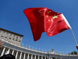 Một người đàn ông vẫy cờ Trung Quốc tại Quảng trường Thánh Peter khi Đức Giáo hoàng Phanxicô dẫn Angelus của mình ngày 17 tháng 7 năm 2016. (Tín dụng: Tony Gentile / Reuters qua CNS.)