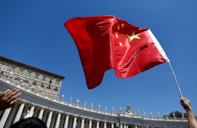 Một người đàn ông vẫy cờ Trung Quốc tại Quảng trường Thánh Peter khi Đức Giáo hoàng Phanxicô dẫn Angelus của mình ngày 17 tháng 7 năm 2016. (Tín dụng: Tony Gentile / Reuters qua CNS.)