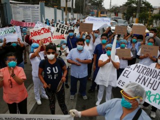 Các nhân viên y tế phản đối việc thiếu nguồn cung cấp y tế thích hợp bên ngoài Bệnh viện Hipolito Unanue ở Lima, Peru, ngày 4 tháng 5 năm 2020, trong đại dịch COVID-19. Khi các trường hợp coronavirus gia tăng ở Peru, hai thành phố lớn nhất của Amazon là Iquitos và Pucallpa, các nhà lãnh đạo Công giáo đang vật lộn để tìm cách cung cấp cho người bệnh nhu cầu sức khỏe cơ bản nhất, oxy duy trì sự sống. (Tín dụng: Sebastian Castaneda / Reuters qua CNS.)