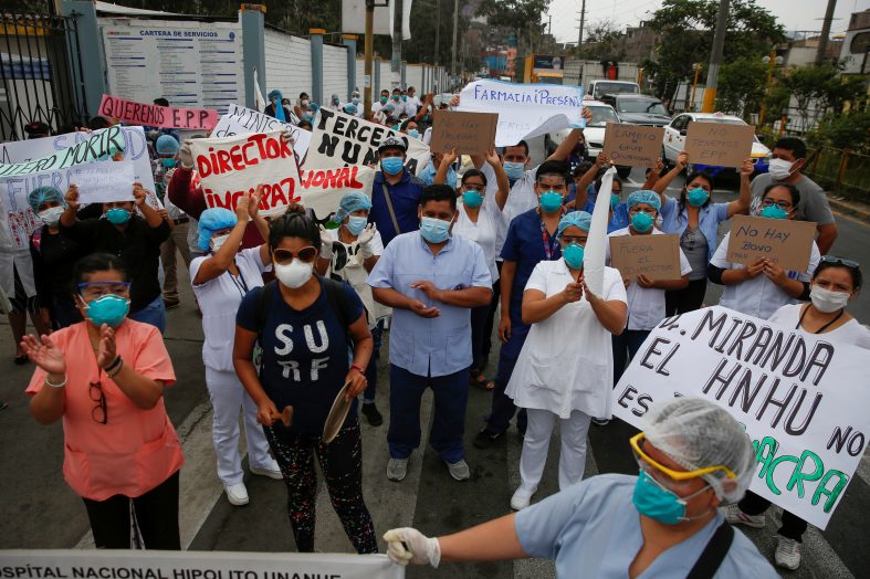 Các nhân viên y tế phản đối việc thiếu nguồn cung cấp y tế thích hợp bên ngoài Bệnh viện Hipolito Unanue ở Lima, Peru, ngày 4 tháng 5 năm 2020, trong đại dịch COVID-19. Khi các trường hợp coronavirus gia tăng ở Peru, hai thành phố lớn nhất của Amazon là Iquitos và Pucallpa, các nhà lãnh đạo Công giáo đang vật lộn để tìm cách cung cấp cho người bệnh nhu cầu sức khỏe cơ bản nhất, oxy duy trì sự sống. (Tín dụng: Sebastian Castaneda / Reuters qua CNS.)