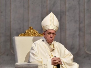 Đức Giáo Hoàng Phanxicô cử hành Thánh lễ đánh dấu ngày lễ Corpus Christi tại Vương cung thánh đường Thánh Peter tại Vatican ngày 14 tháng 6 năm 2020. Thánh lễ được cử hành với một hội thánh nhỏ gồm khoảng 50 người như một phần trong nỗ lực ngăn chặn sự lây lan của coronavirus. (Tín dụng: Tiziana Fabi / Reuters thông qua CNS)