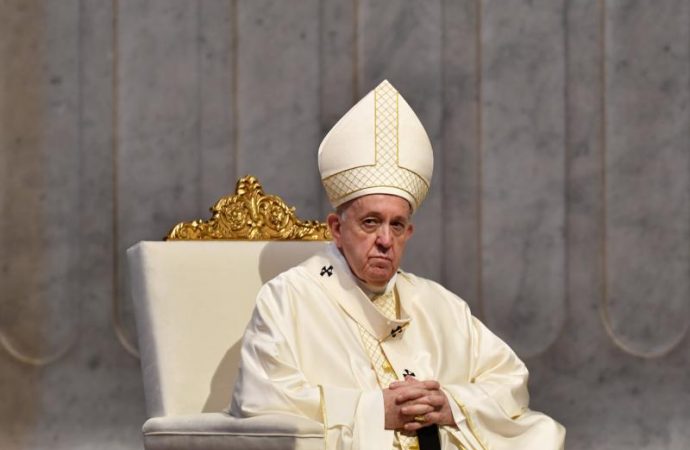 Đức Giáo Hoàng Phanxicô cử hành Thánh lễ đánh dấu ngày lễ Corpus Christi tại Vương cung thánh đường Thánh Peter tại Vatican ngày 14 tháng 6 năm 2020. Thánh lễ được cử hành với một hội thánh nhỏ gồm khoảng 50 người như một phần trong nỗ lực ngăn chặn sự lây lan của coronavirus. (Tín dụng: Tiziana Fabi / Reuters thông qua CNS)