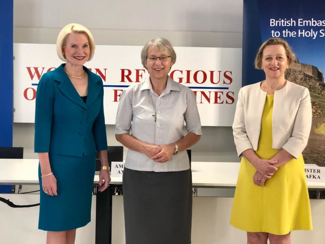 Callista Gingrich, đại sứ Hoa Kỳ tại Tòa Thánh, chụp một bức ảnh với Chị truyền giáo Claretian Jolanda Kafka, chủ tịch của Liên minh Quốc tế Thượng tướng, và Sally Axworthy, Đại sứ Anh tại Tòa thánh, ngày 23 tháng 6 năm 2020, tại Rome trước hội nghị trực tuyến, "Phụ nữ tôn giáo trên tuyến đầu". (Ảnh CNS / lịch sự của Đại sứ quán Hoa Kỳ tại Tòa Thánh)
