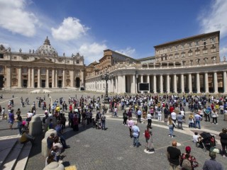 Trung thành tụ tập để lắng nghe Đức Giáo hoàng Phanxicô đọc bài cầu nguyện buổi trưa của Angelus từ cửa sổ phòng thu của ông nhìn ra Quảng trường St.Peter, tại Vatican, Chủ nhật, ngày 7 tháng 6 năm 2020. Đức Giáo hoàng Phanxicô đang cảnh báo mọi người ở các quốc gia đang nổi lên để theo dõi chính quyền ' quy tắc ngăn chặn lây nhiễm COVID-19. Đức Phanxicô nói: Hãy cẩn thận, đừng khóc chiến thắng, đừng khóc quá sớm. (Tín dụng: Andrew Medichini / AP.)
