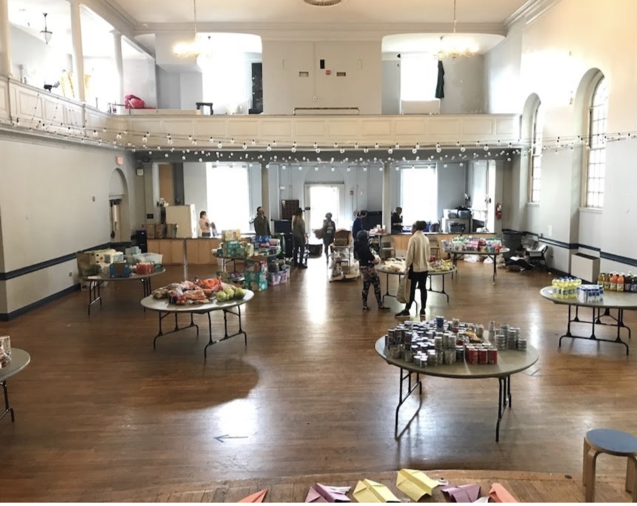 Các tình nguyện viên chuẩn bị thức ăn và đồ tiếp tế trong Hội trường Pierce tại Nhà thờ All Souls ở Washington, D.C. (Rev. Rob Keithan)