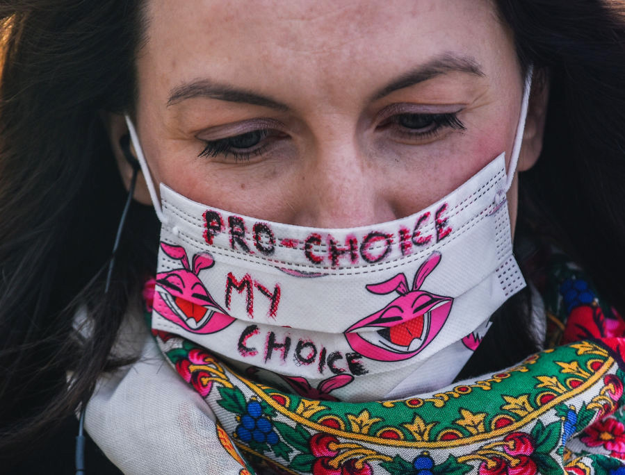 Một nhà hoạt động ủng hộ phá thai tham dự cuộc biểu tình ngày 15 tháng 4 tại Krakow, Ba Lan. (Ảnh của Omar Marques / Getty Images)