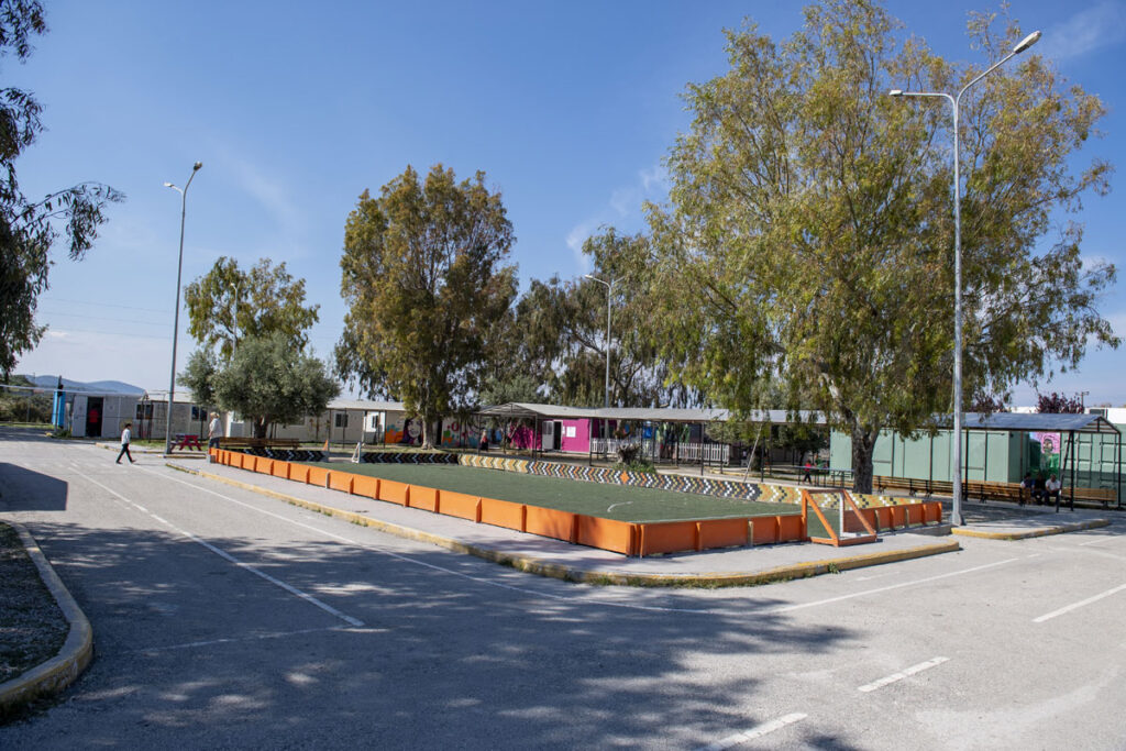 Trại Kara Tepe ở Lesbos. Ảnh của Bente Stackowkse / Caritas Đức